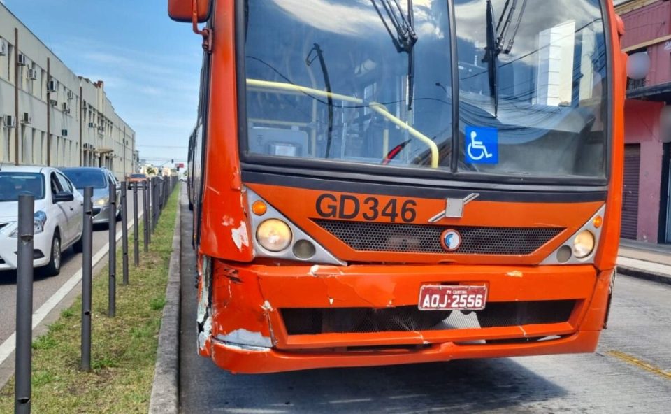 Ônibus biarticulado do transporte coletivo de Curitiba com a parte da frente amassada depois de acidente com uma BMW em um cruzamento no bairro Rebouças.