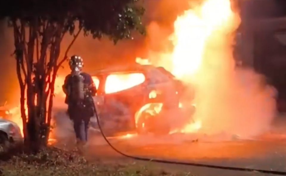 foto do carro pegando fogo onde o motorista morreu carbonizado em cascavel 