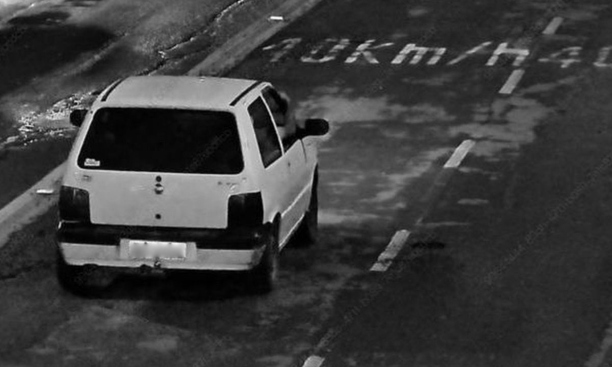 Carro branco modelo Fiat Uno Mille flagrado por câmeras de segurança após atropelar duas mulheres e um bebê em Guarapuava. Jovem que conduzia o veículo não possuía CNH.