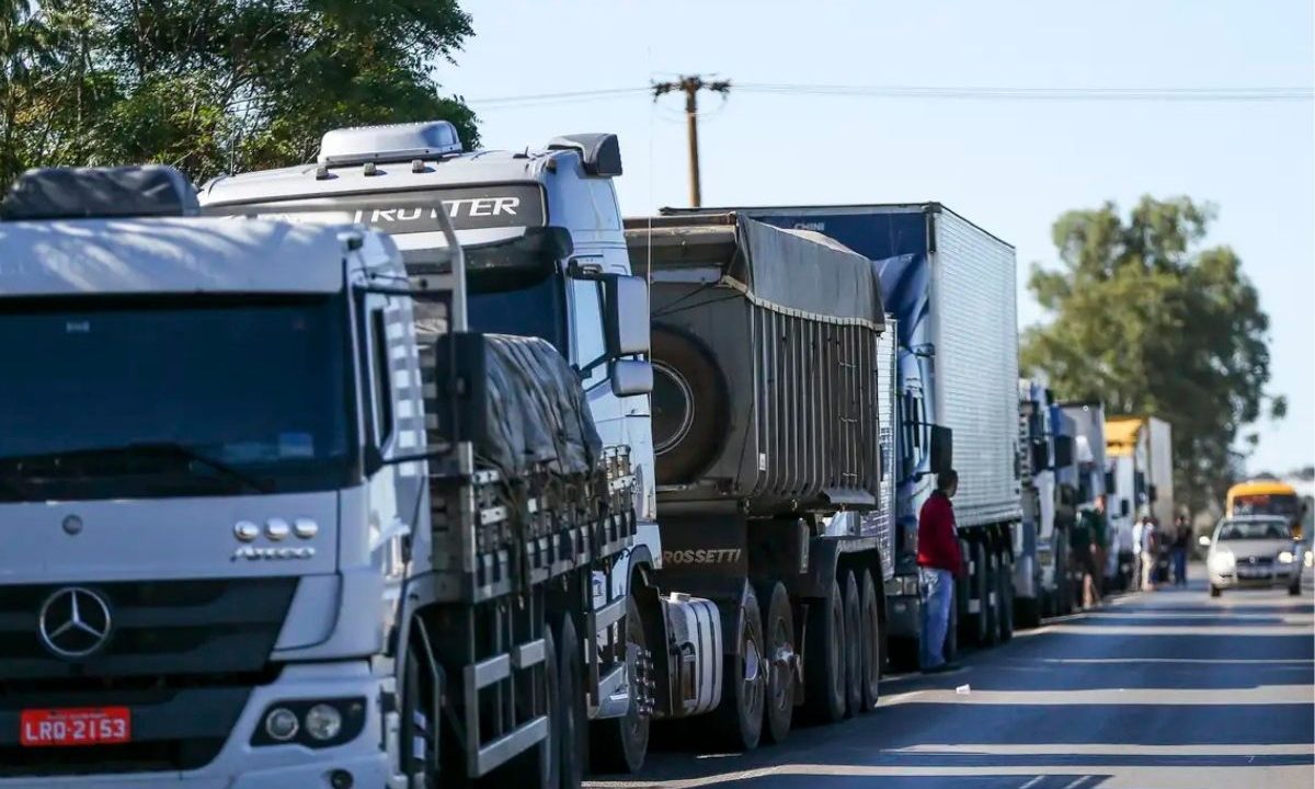 Projeto de lei quer isentar motoristas autônomos de pagamento de pedágio. A imagem mostra caminhões, que estão na lista de isenção.