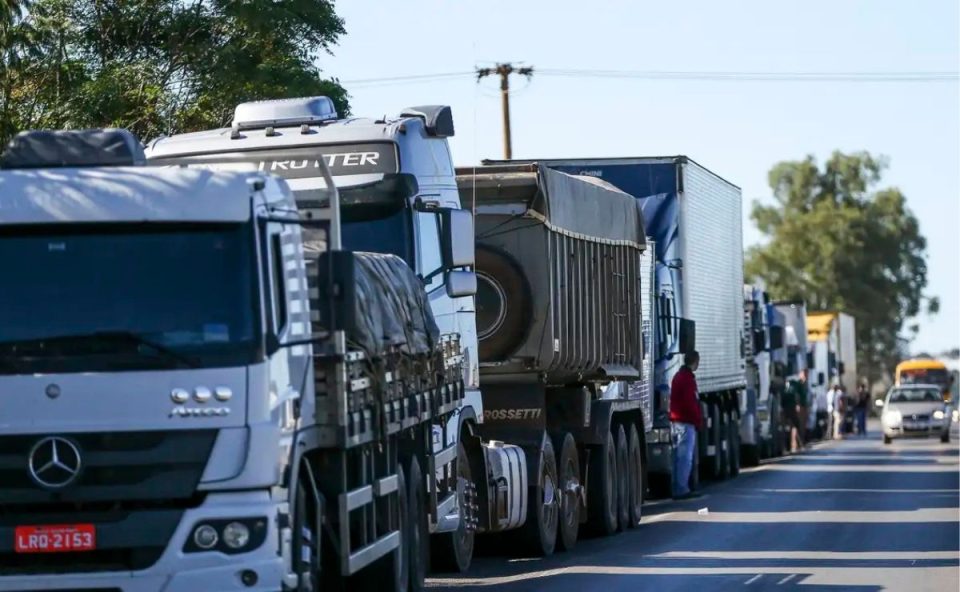 Projeto de lei quer isentar motoristas autônomos de pagamento de pedágio. A imagem mostra caminhões, que estão na lista de isenção.