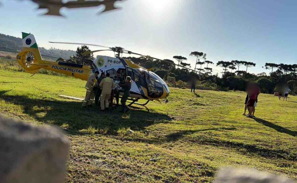 Mulher atingida por caminhão sendo resgatada por helicóptero