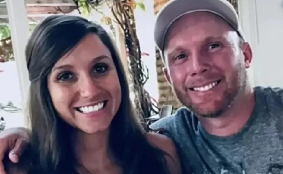 Foto mostra mulher condenada por matar marido envenenado ao lado da vítima; ambos sorriem