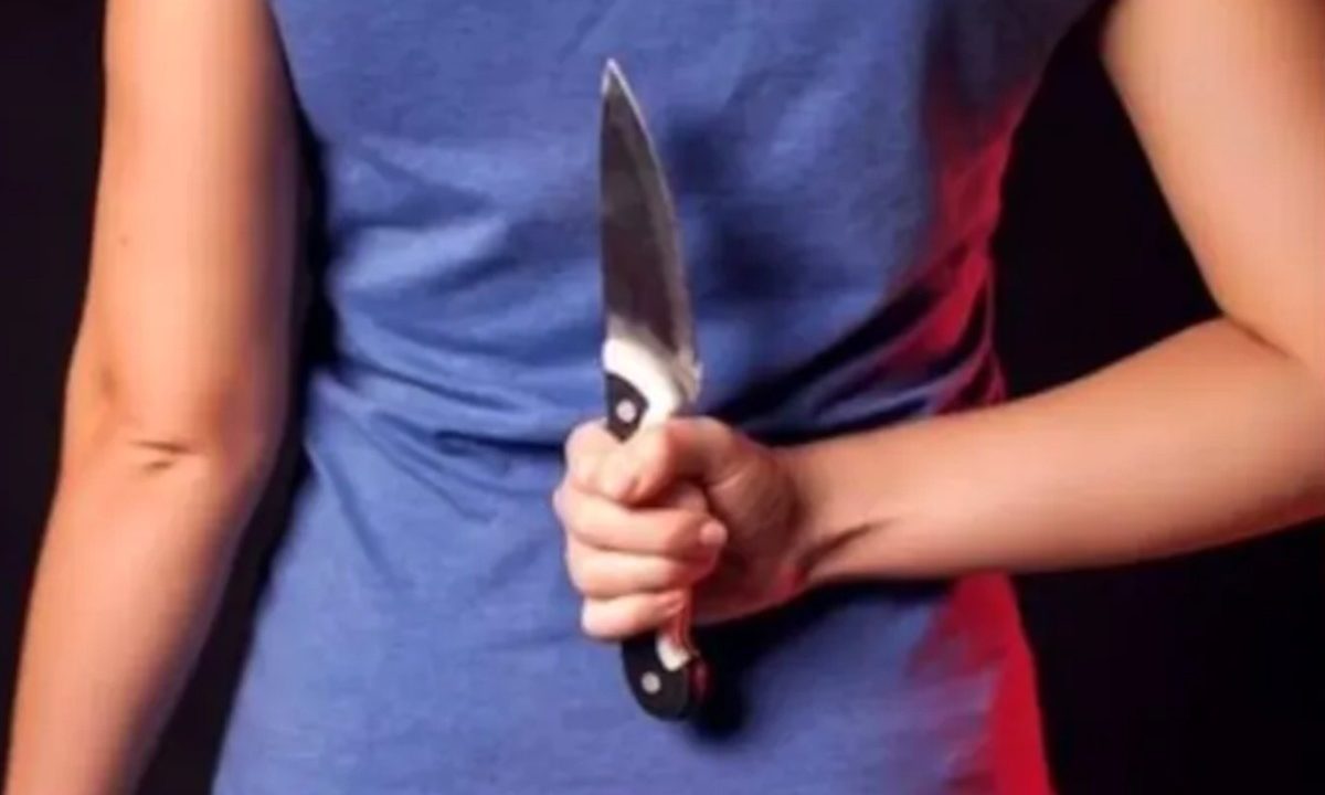 Mulher com o braço para trás segura uma faca, em imagem ilustrativa de um caso de violência doméstica em que uma mulher esfaqueou o marido em Apucarana, no norte do Paraná.