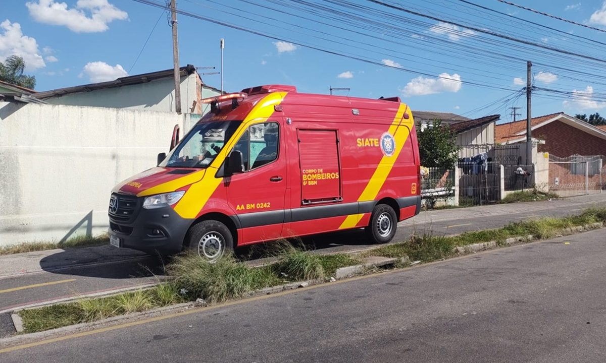 Ambulância em frente a residência em Pinhais. Mulher foi ferida com uma pedrada na cabeça após briga de casal em Pinhais