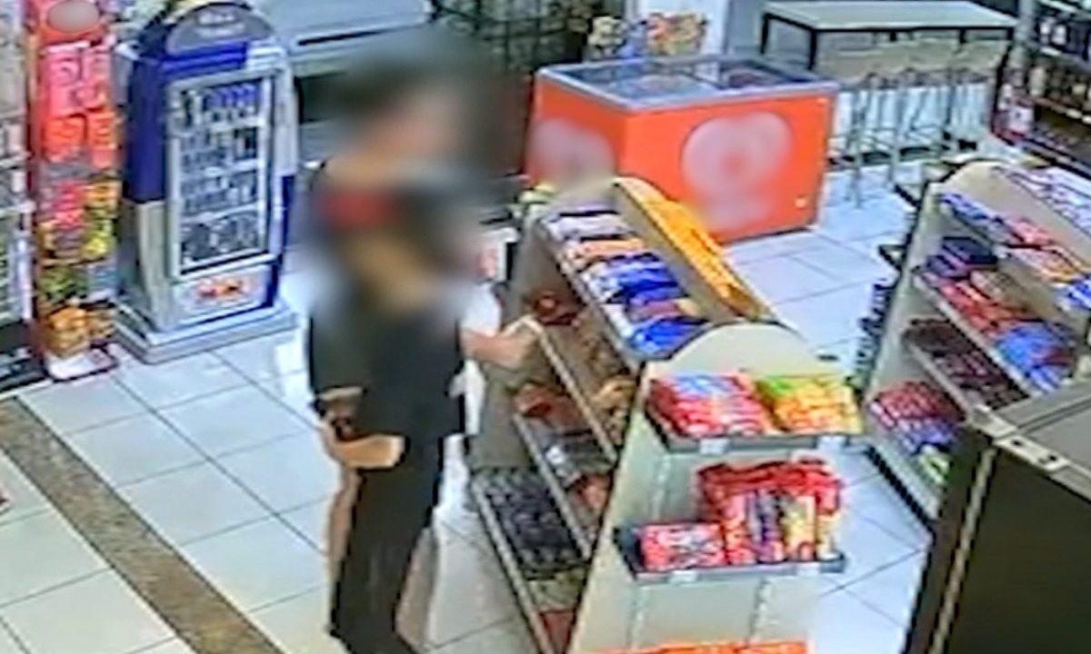Vídeo flagra mulher furtando chocolates em posto de gasolina em Colombo