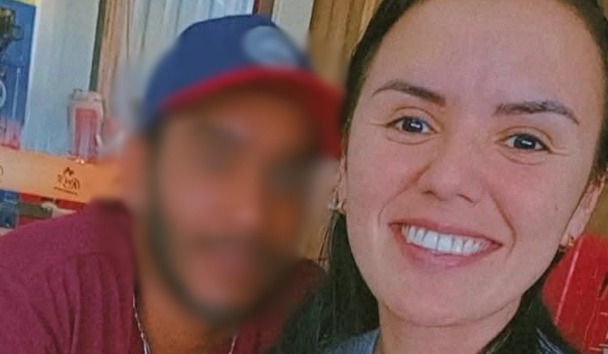 Um homem matou a companheira a facadas em Guaratuba. Na foto, ele aparece ao lado da vítima, que sorri.
