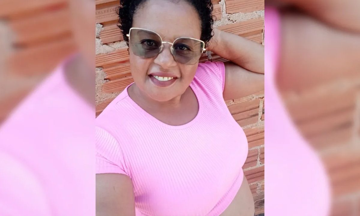 Na foto, Ivonete Aparecida de Morais aparece usando óculos, camiseta rosa e sorrindo para selfie, com uma das mãos na parte de trás da cabeça. A mulher, morta a facadas na frente da filha de 4 anos, é negra e tem cabelo cacheado