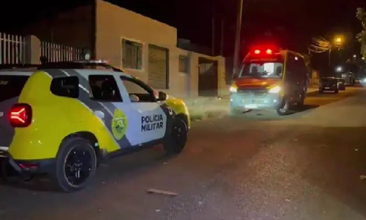 Foto mostra viatura da PM e do Siate