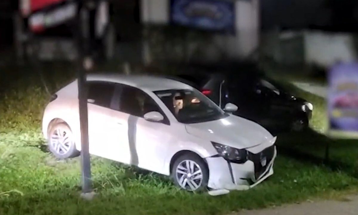 Carro com a parte da frente destruída depois que mulher atropelou ex-namorado em Colombo.