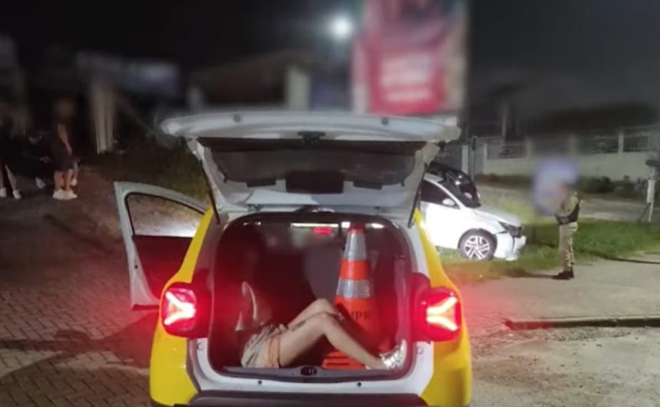 Mulher que tentou atropelar bartender sendo presa