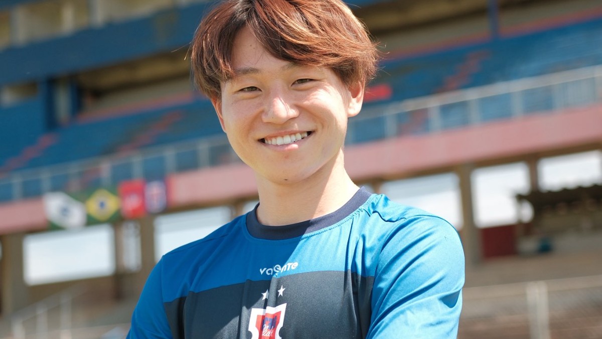 Nagi Kawatani, novo reforço do Paraná Clube, posa na Vila Olímpica do Boqueirão