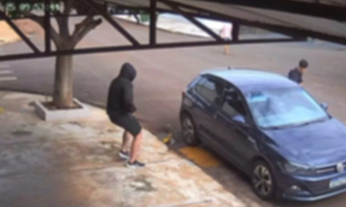 Imagem capturada de câmera de segurança mostra neto e comparsa fugindo em um carro escuro que estava estacionado em frente a um bar após matar avô no Paraná