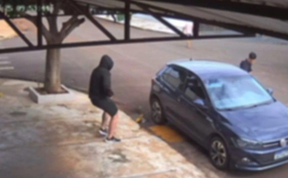 Imagem capturada de câmera de segurança mostra neto e comparsa fugindo em um carro escuro que estava estacionado em frente a um bar após matar avô no Paraná