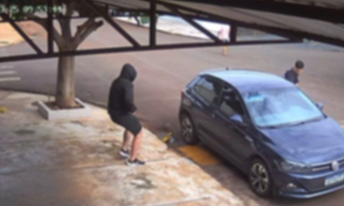 Imagens de câmera de segurança mostram neto fugindo após matar avô em assalto.