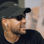Foto de Neymar olhando pro lado e sorrindo