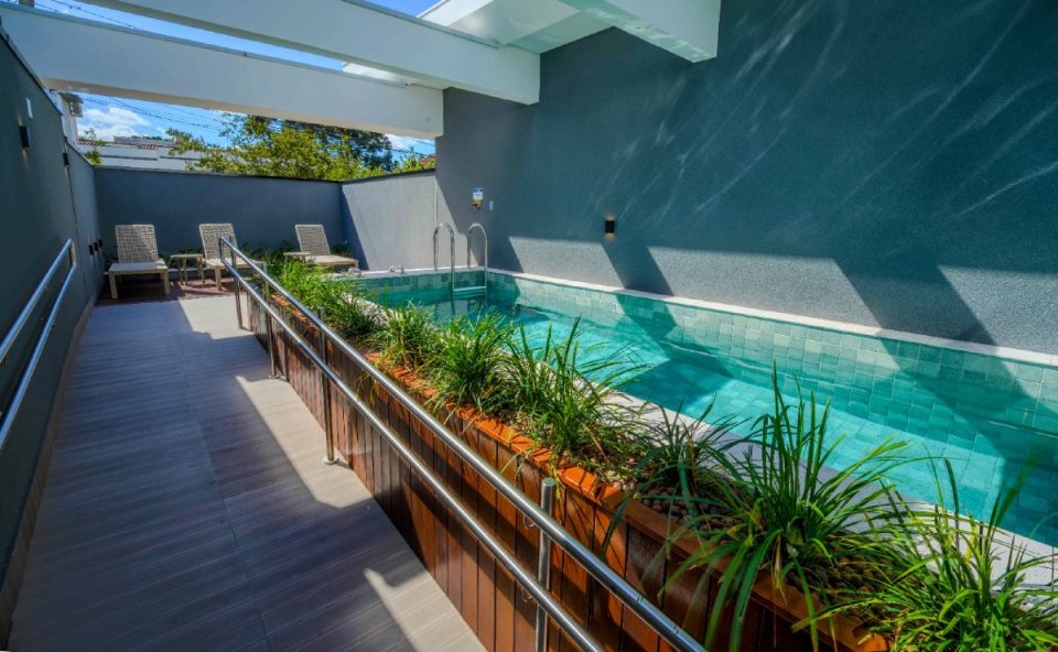 imagem da piscina do prédio de luxo no batel que vai ter só 11 unidades