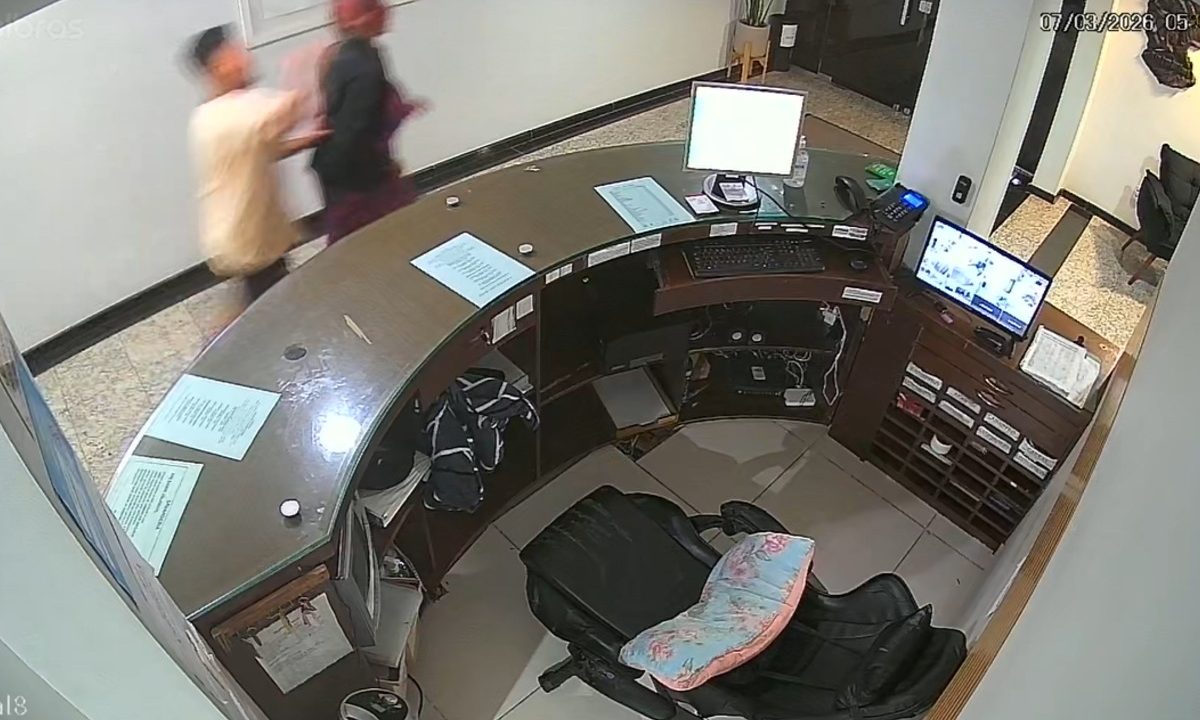 Print de vídeo registrado por câmera de segurança mostra hóspede perseguindo recepcionista agredida em hotel de Curitiba