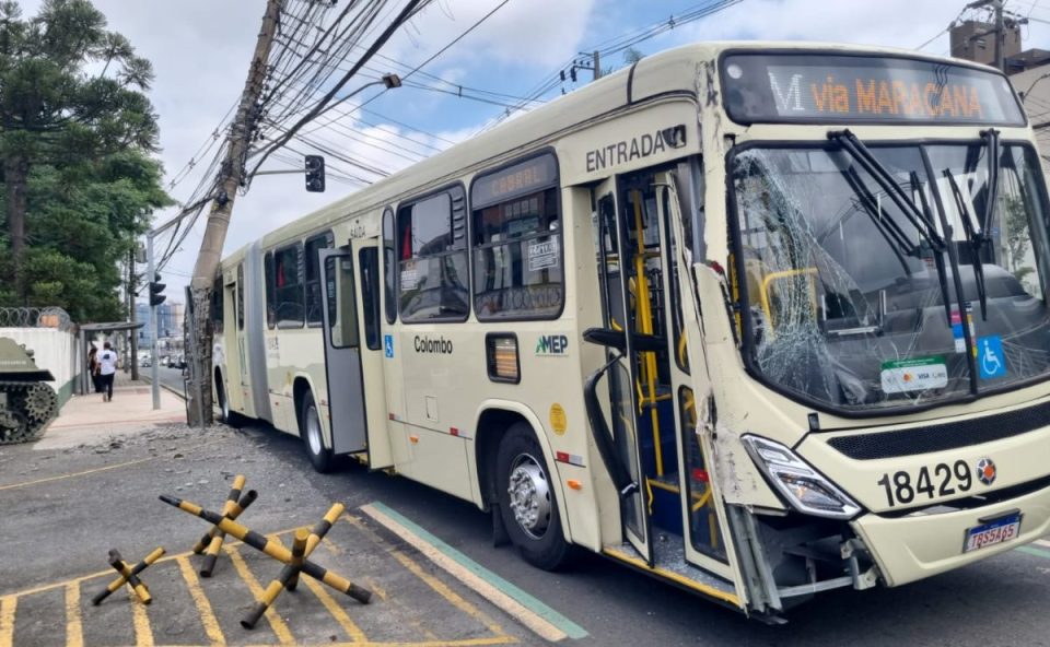 onibus-colide-poste-bacacheri (1)