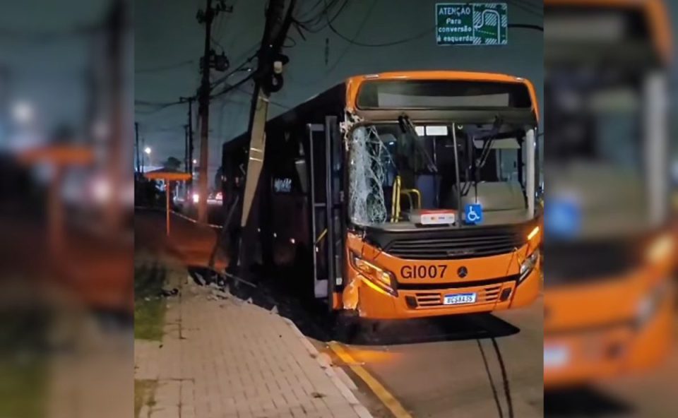 onibus-colide-poste-bacacheri (2)