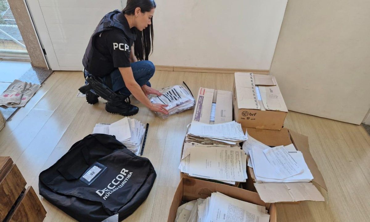 Policial civil apreende documentos durante operação que apura desvio de valores depositados em contas judiciais