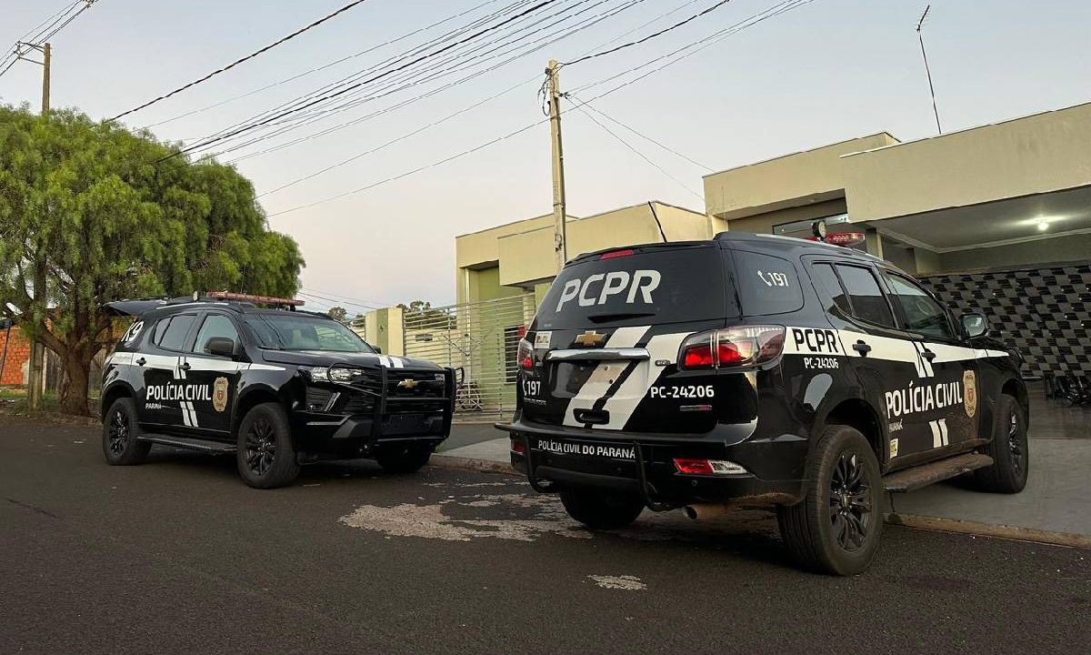 Foto mostra viaturas da PCPR paradas em frente a casa alvo da operação