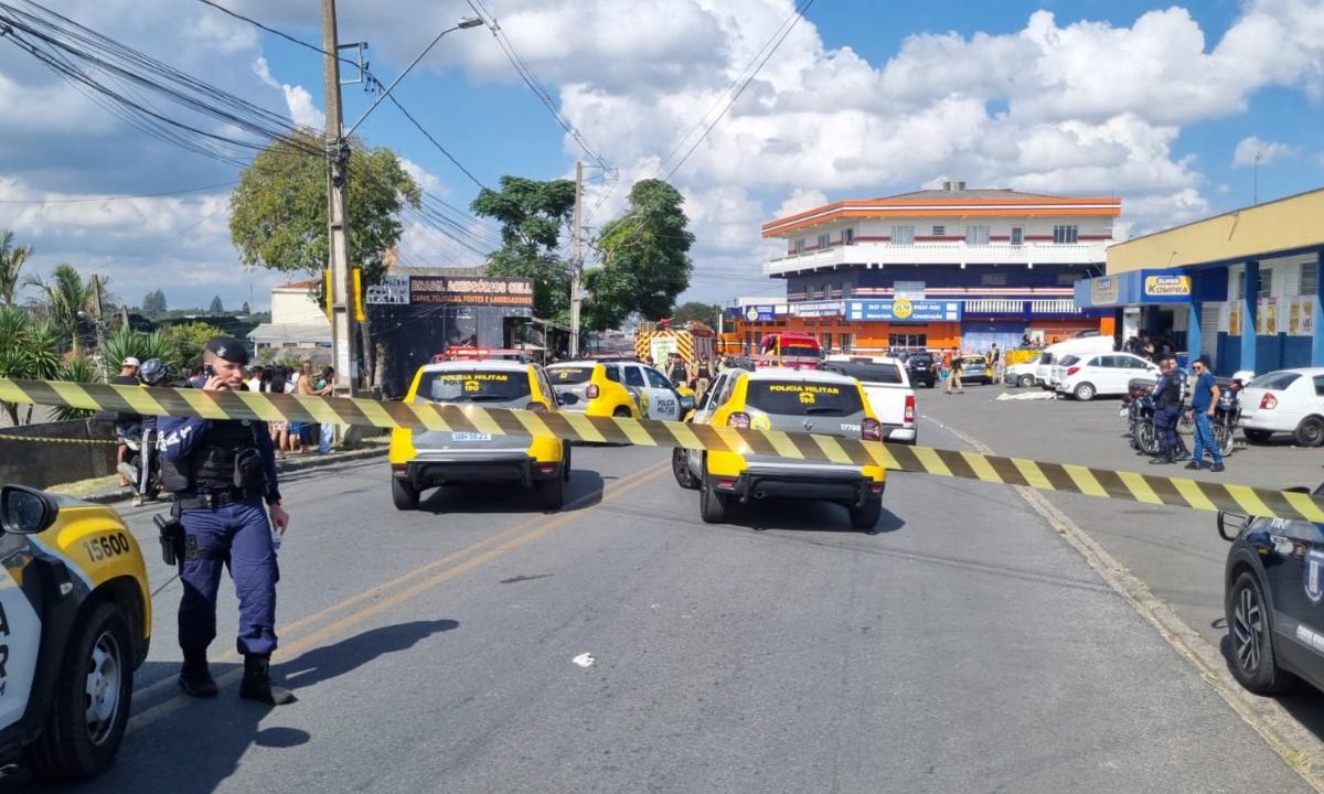 Viaturas da polícia em frente a mercado após tiroteio em Almirante Tamandaré