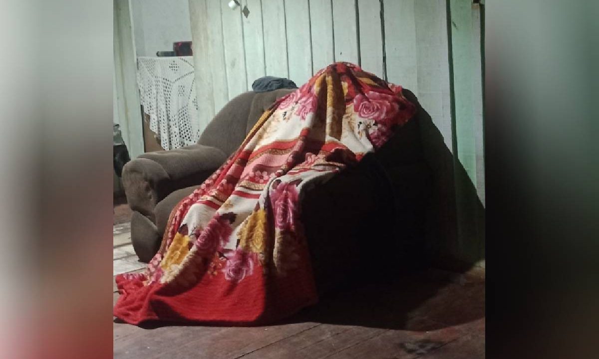 Foto mostra corpo de Priscila Almeida, morta em 6 de março, coberto por um cobertor