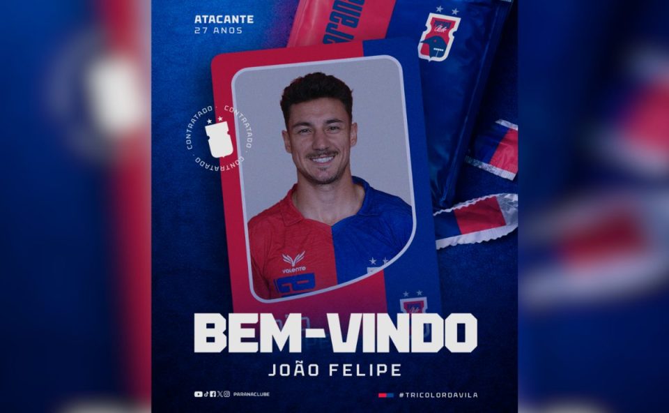 Arte oficial de anúncio de reforço do Paraná Clube. No centro da imagem aparece o atacante João Felipe, de 27 anos, posando para foto e sorrindo levemente. Ele veste a camisa tricolor do Paraná Clube, dividida em vermelho e azul. O jogador tem cabelo curto escuro e bigode fino, olhando diretamente para a câmera. A foto do atleta aparece dentro de uma moldura gráfica arredondada, semelhante a um cartão esportivo, sobre um fundo azul texturizado. No topo da arte está escrito “Atacante – 27 anos”. Abaixo da imagem aparece a mensagem em destaque “Bem-vindo João Felipe”. Ao redor da composição aparecem elementos visuais do clube, como bandeiras nas cores vermelho e azul, o escudo do Paraná Clube e a palavra “contratado” repetida em formato circular.