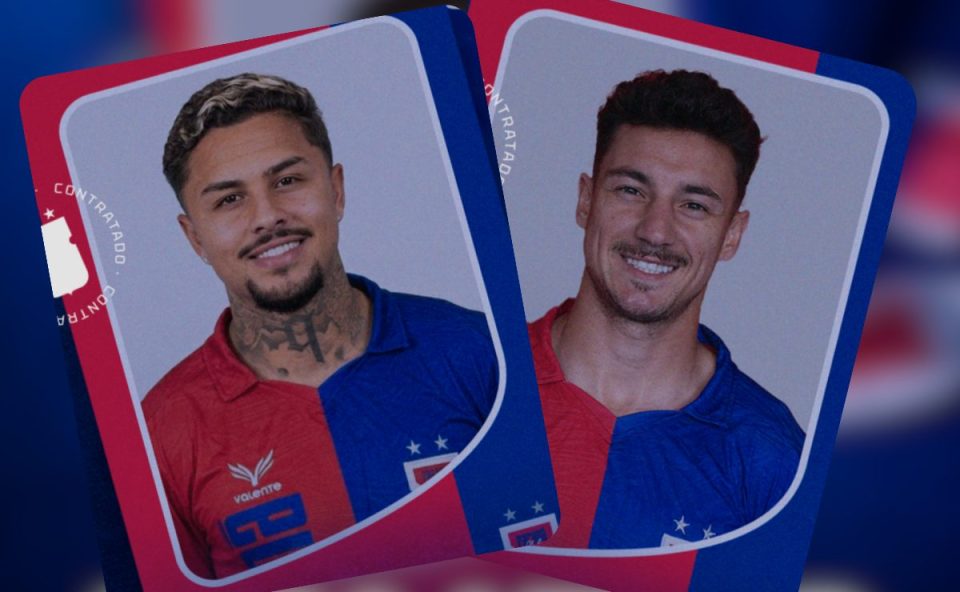 Arte gráfica que reúne os dois novos reforços do Paraná Clube. Na composição aparecem Samuel e João Felipe em retratos próximos, ambos vestindo a camisa tricolor do clube nas cores vermelho e azul. As fotos aparecem em molduras inclinadas, semelhantes a cartões esportivos, sobre um fundo azul com detalhes gráficos nas cores do clube. À esquerda está Samuel, com cabelo curto com mechas claras, barba e tatuagens no pescoço, sorrindo para a câmera. À direita aparece João Felipe, com cabelo curto escuro e bigode fino, também sorrindo. O escudo do Paraná Clube e elementos visuais nas cores do time aparecem na composição, reforçando a identidade do clube.