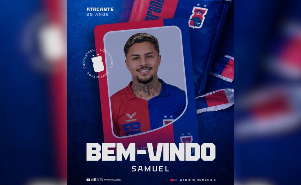 Arte oficial de anúncio de reforço do Paraná Clube. No centro aparece o atacante Samuel, de 25 anos, posando para foto e sorrindo. Ele veste a camisa tricolor do clube, dividida nas cores vermelho e azul. O jogador tem cabelo curto com mechas claras, barba aparada e tatuagens visíveis no pescoço, olhando diretamente para a câmera. A imagem do atleta aparece dentro de uma moldura gráfica arredondada, semelhante a um cartão esportivo, sobre um fundo azul texturizado. Na parte superior está escrito “Atacante – 25 anos”. Logo abaixo aparece a mensagem em destaque “Bem-vindo Samuel”. Ao redor da arte aparecem elementos visuais relacionados ao clube, como bandeiras nas cores vermelho e azul, o escudo do Paraná Clube e a palavra “contratado” repetida em formato circular.