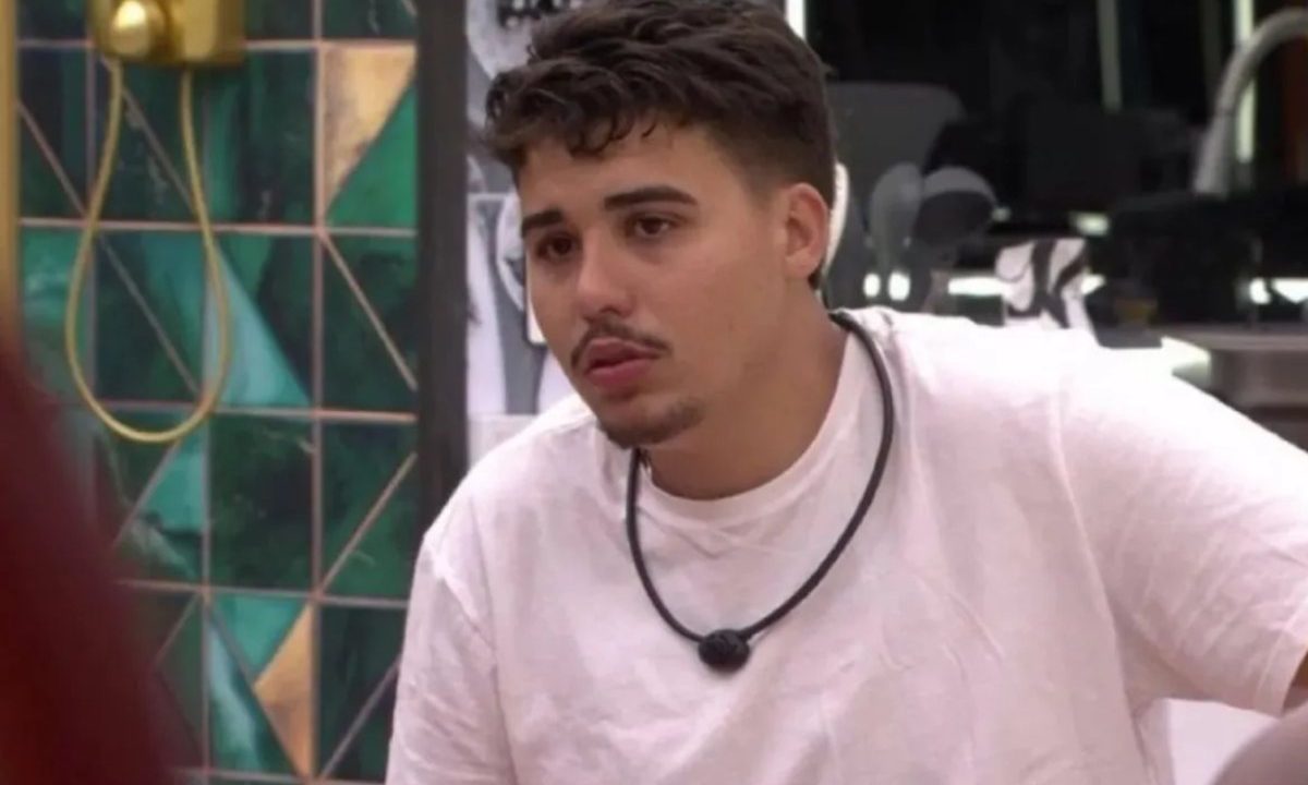 Foto de Pedro Espíndola com microfone no pescoço antes de ser expulso do BBB