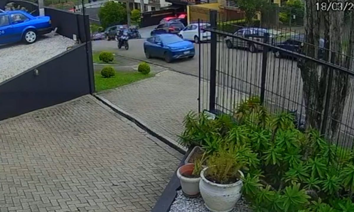 Carro sendo perseguido por policiais.