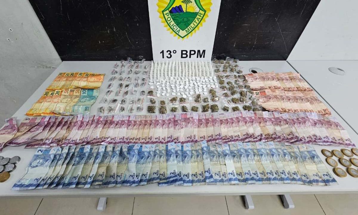 Cocaína e dinheiro apreendidos pela Polícia Militar