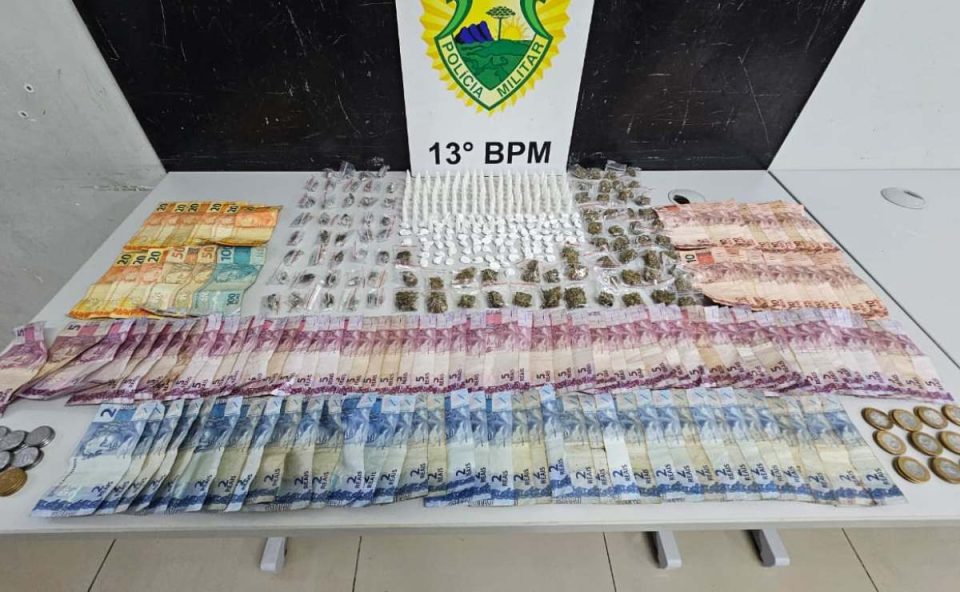 Cocaína e dinheiro apreendidos pela Polícia Militar