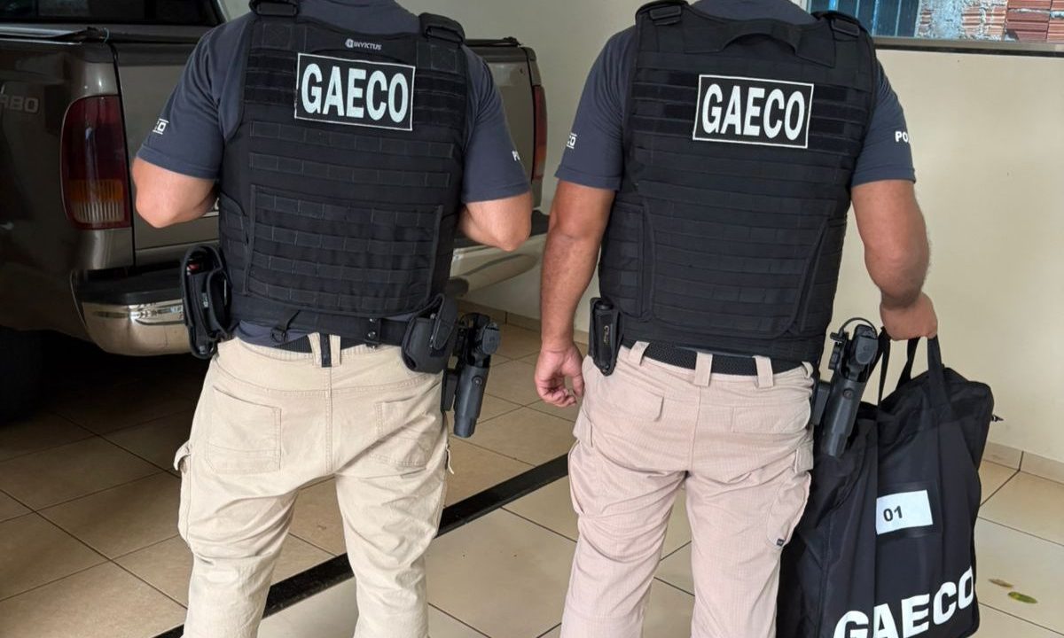 Imagem mostra agentes responsáveis por operação que prendeu policiais militares suspeitos de envolvivimento em contrabando.
