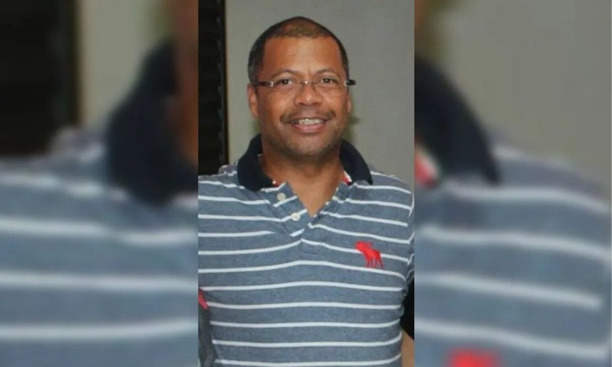 A imagem mostra Sandro, o policial civil aposentado que foi morto durante abordagem no Oeste do Paraná. Na foto, a vítima está com uma camisa listrada nas cores azul e branca. Dois policiais militares são suspeitos de terem praticado o crime.