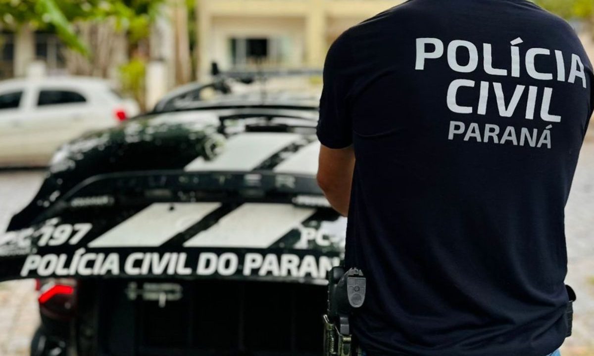 foto de uma viatura e um policial civil parado com os braços cruzados para ilustrar o caso do agente que foi afastado da função sob suspeita de abuso contra mulheres detidas