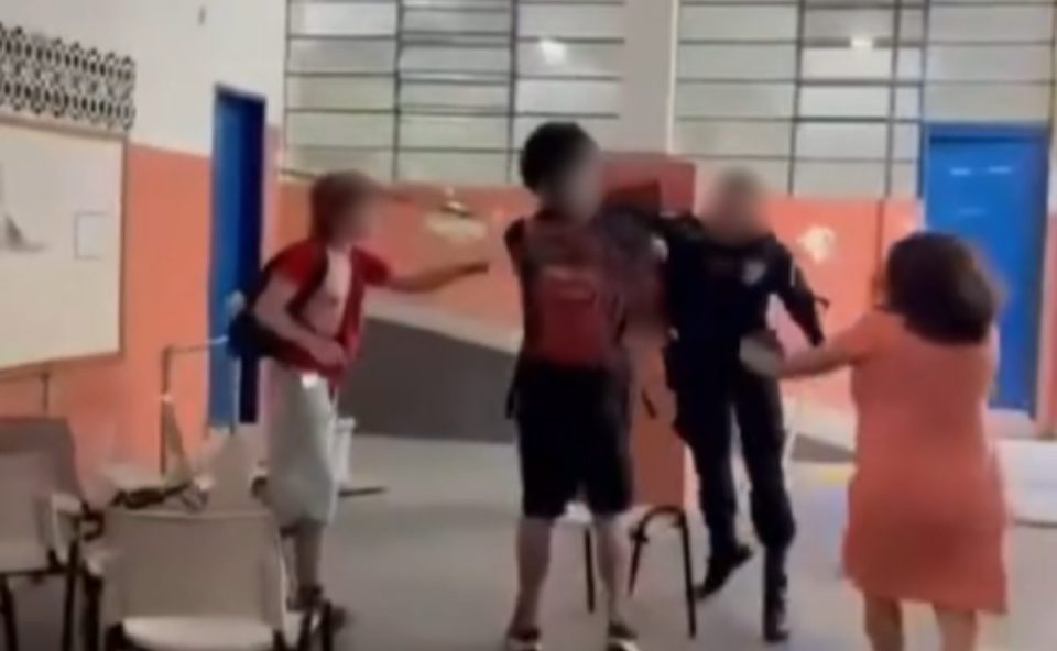 Imagens flagraram policial militar agredindo alunos no Rio de Janeiro.