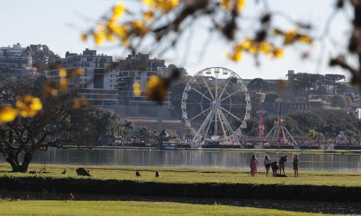 foto do parque barigui para ilustrar o calor e a previsão do tempo em curitiba