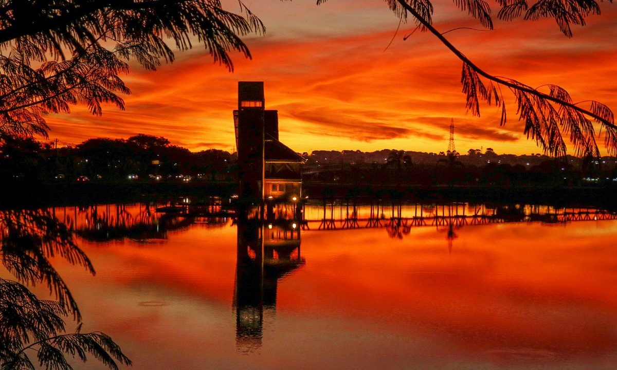 foto de uma tarde de sol em um parque de curitiba para ilustrar a previsão do tempo
