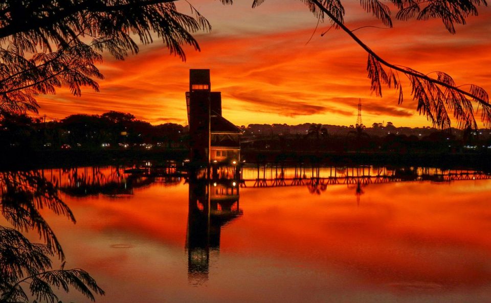 foto de uma tarde de sol em um parque de curitiba para ilustrar a previsão do tempo