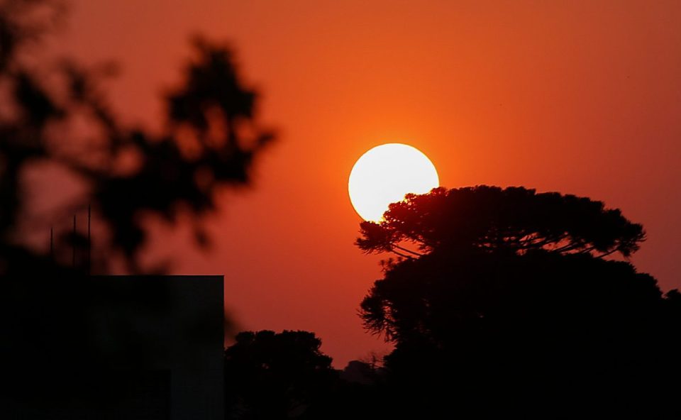 Imagem mostra o pôr do sol em Curitiba em um dia com tempo quente, com calor. Para esta quarta-feira, a previsão vê estabilidade.