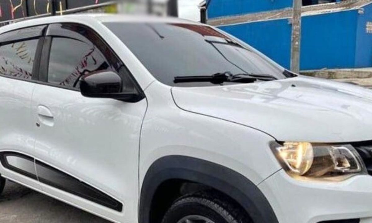 Professora da Grande Curitiba tenta comprar carro de R$ 28 mil, faz test drive e descobre que é golpe no dia da entrega. Imagem mostra um Renault Kwid branco.