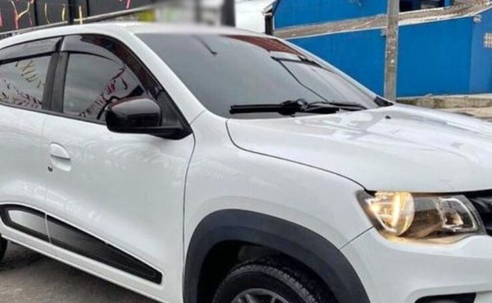 Professora da Grande Curitiba tenta comprar carro de R$ 28 mil, faz test drive e descobre que é golpe no dia da entrega. Imagem mostra um Renault Kwid branco.