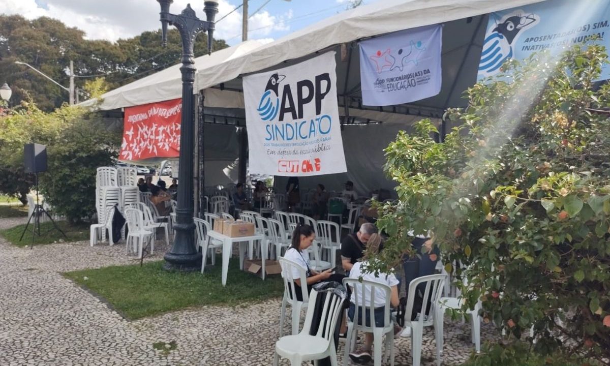 Professores fazem ato em frente à Assembleia Legislativa do Paraná