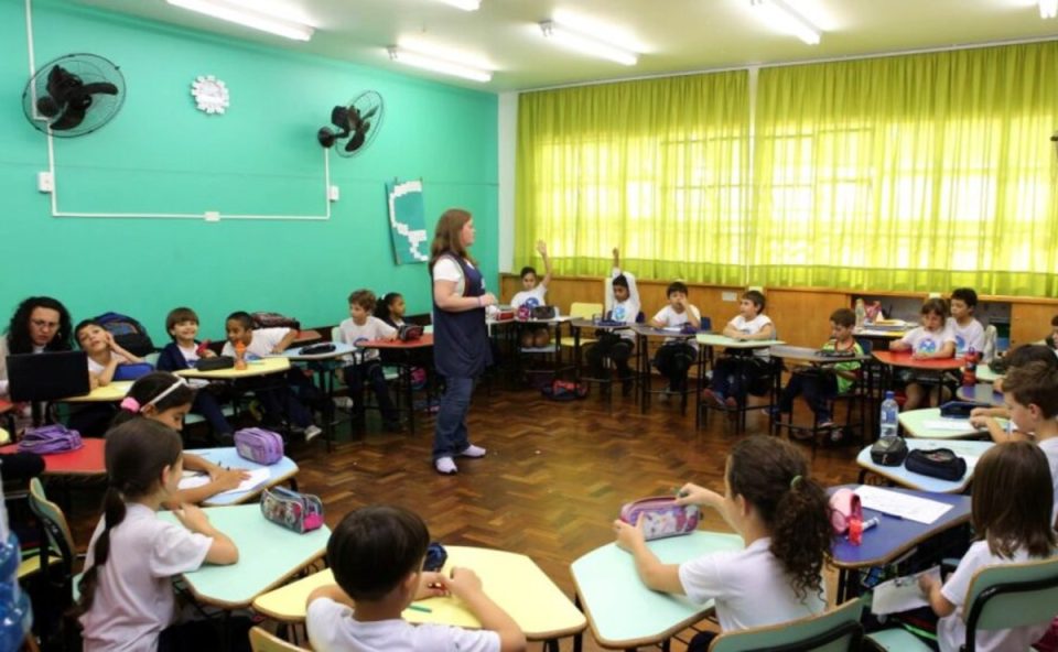professora em sala de aula em escola municipal de curitiba