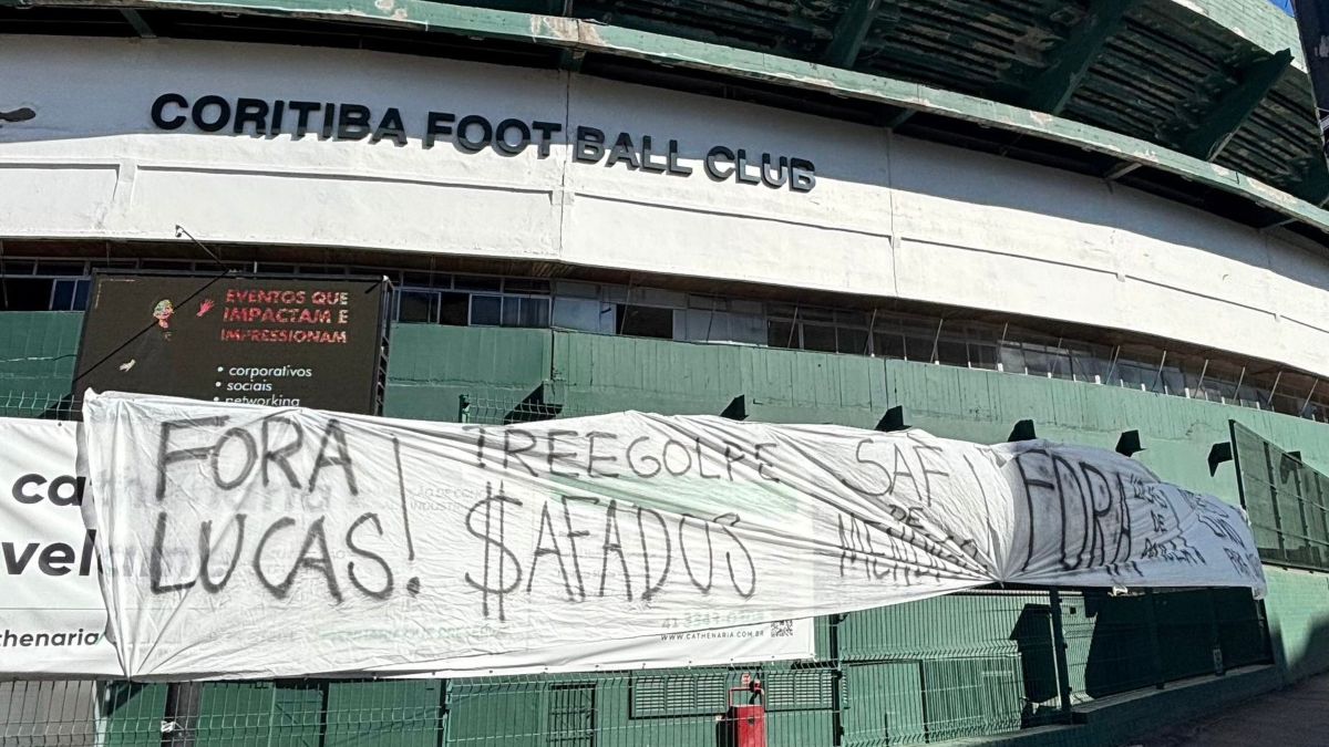 Faixas de protesto em frente ao Couto Pereira
