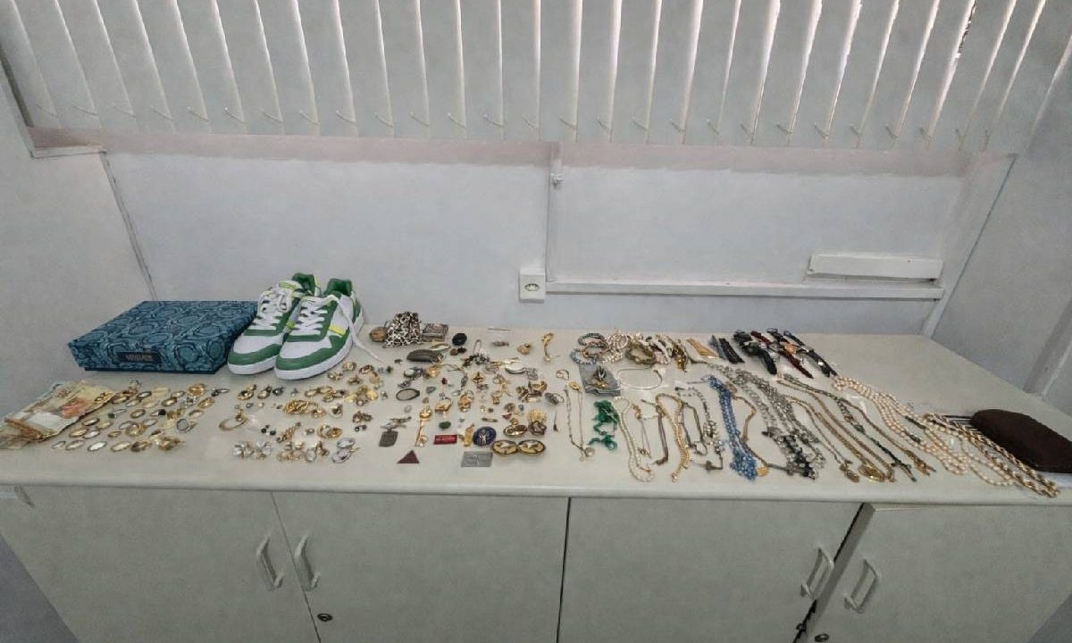 Foto mostra objetos roubados por quadrilha especializada em furtos de apartamentos de alto padrão