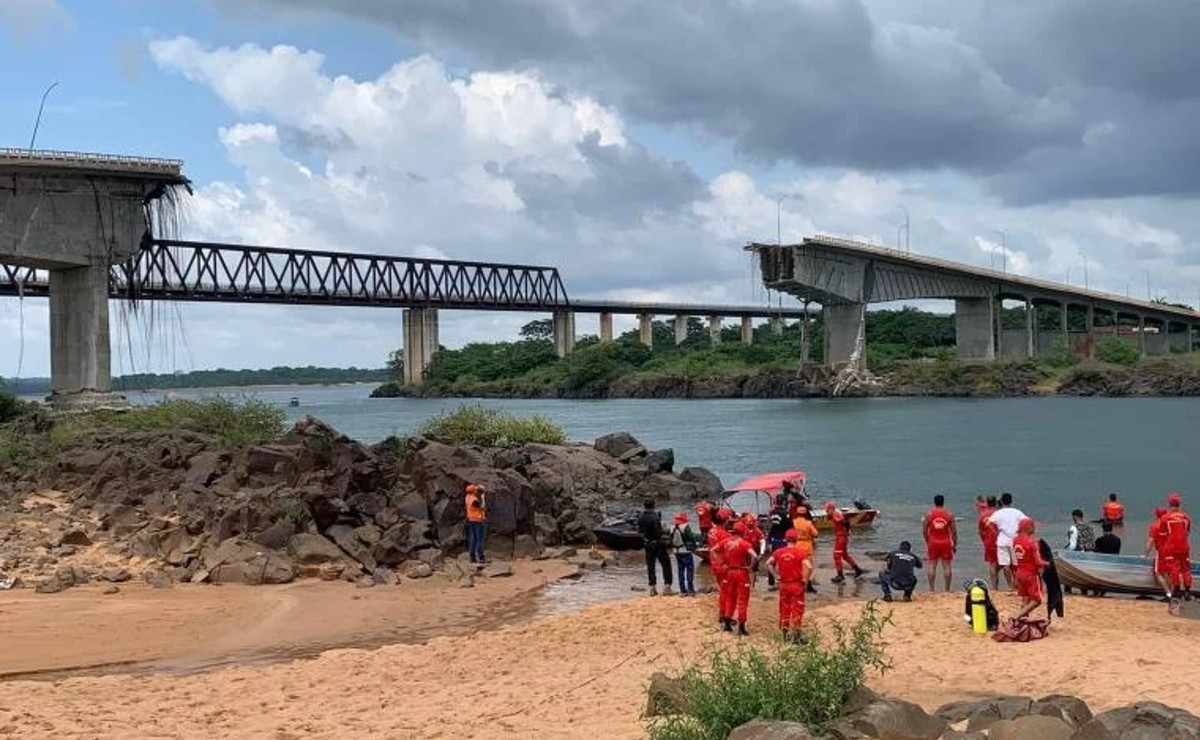 Foto mostra equipes analisando a ponte que desabou entre Tocantins e Maranhão